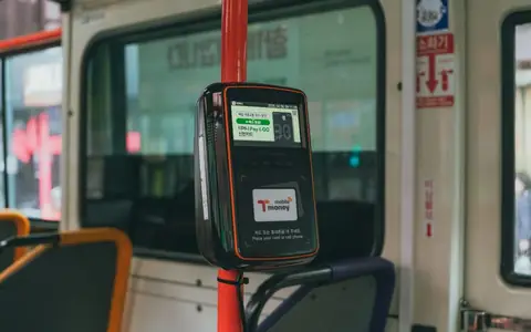 Lector de tarjetas instalado en un tubo dentro de un bus