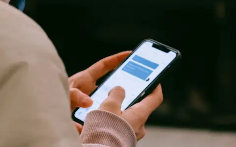 Persona leyendo un mensaje en su celular