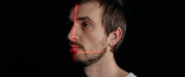 Rostro de un hombre recorrido por líneas de escaneo de reconocimiento facial