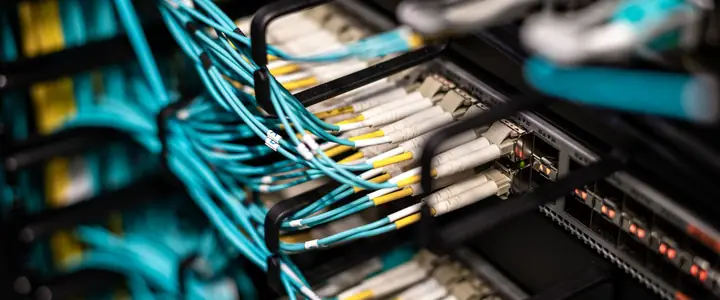 Cables de red ordenados y conectados en las filas de un gabinete